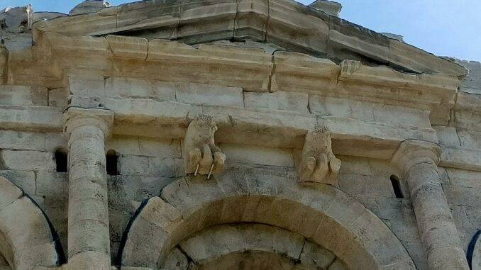 Les deux taureaux des arènes de Nîmes